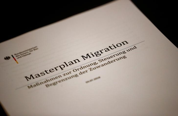 © Reuters. FILE PHOTO: German Interior Minister Seehofer presents his "Migrant Masterplan" in Berlin