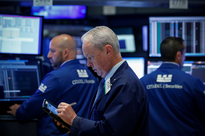 © Reuters. Operadores trabalham na New York Stock Exchange (NYSE) em Nova York, EUA