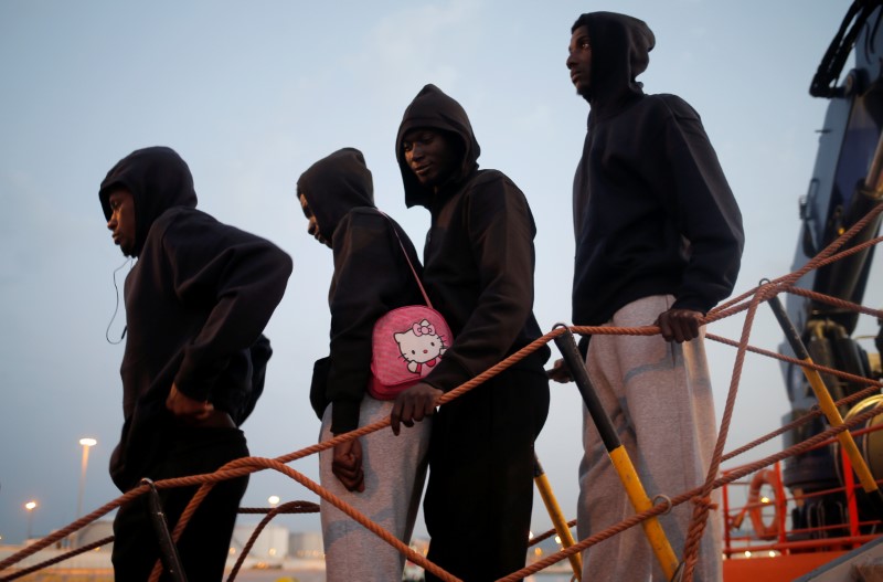 © Reuters. منظمة خيرية: وفاة مهاجرين تركهما خفر السواحل الليبي في قارب