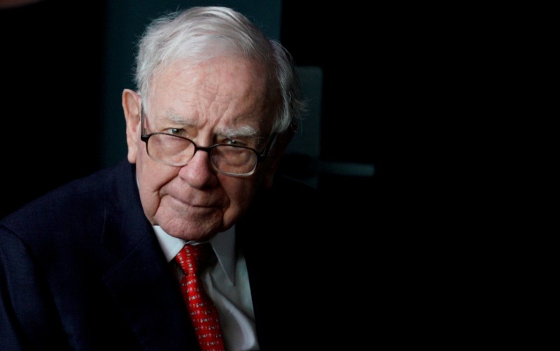 © Reuters. FILE PHOTO: Buffett, CEO of Berkshire Hathaway Inc, pauses while playing bridge as part of the company annual meeting weekend in Omaha