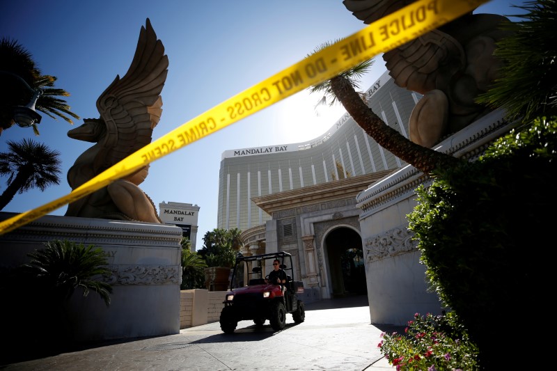 © Reuters. A member of the FBI leaves the Mandalay Bay hotel following the mass shooting in Las Vegas