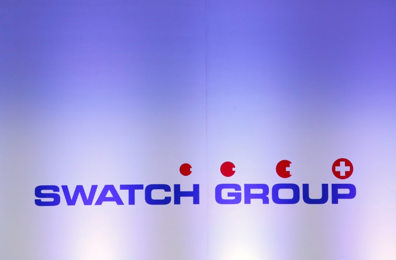 © Reuters. FILE PHOTO - A logo of Swiss watchmaker Swatch Group is pictured during the annual news conference in Biell