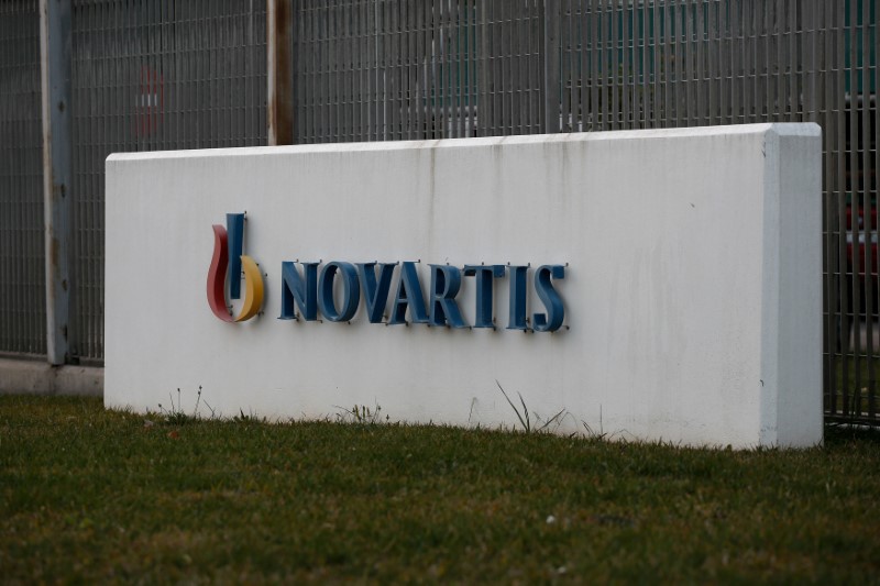 © Reuters. FILE PHOTO: The logo of Swiss drugmaker Novartis is seen outside the company's offices in Athens