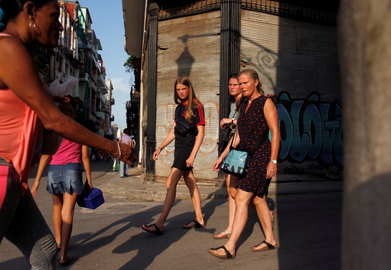 © Reuters. Turistas caminan en La Habana