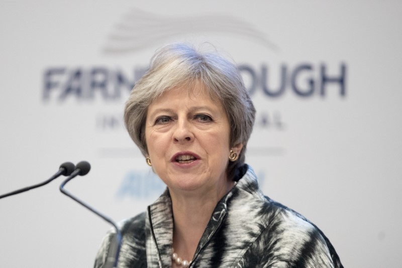 © Reuters. La primera ministra británica, Theresa May, habla en Farnborough