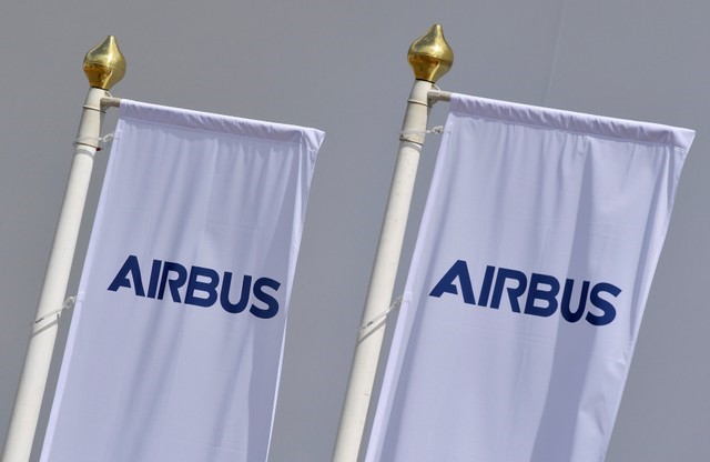 © Reuters. Airbus branded flags are seen at Farnborough International Airshow in Farnborough, Britain