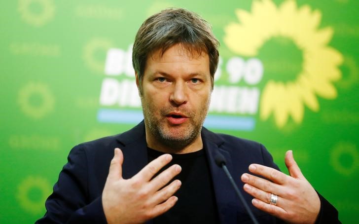 © Reuters. New leader of the German Green party, Habeck, attends a news conference at the party headquarters in Berlin