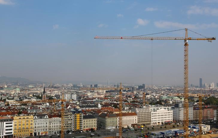 © Reuters. Construction cranes are seen on a building site in Vienna
