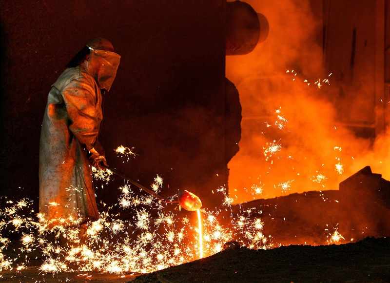 © Reuters. FILE PHOTO: Worker at Arcelor steel plant Cockerill Sambre works at furnace in Ougree