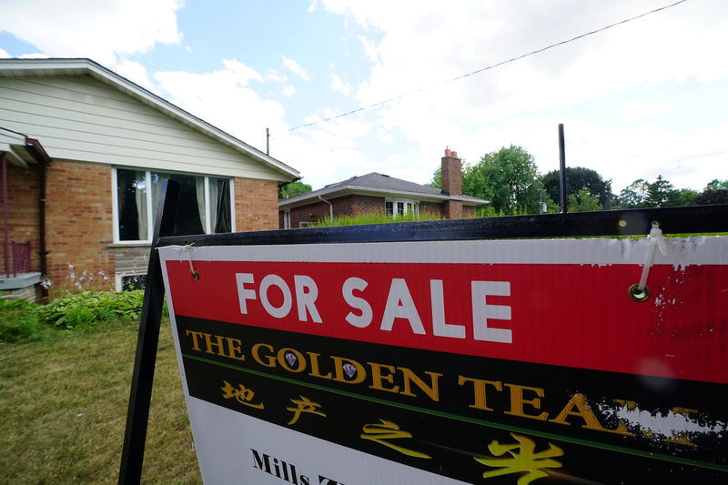 © Reuters. 'For Sale' sign is pictured in the front yard of a house in Toronto