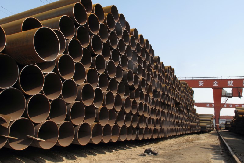 © Reuters. Steel pipes waiting to be loaded and transferred to the port are seen at a steel mill in Cangzhou