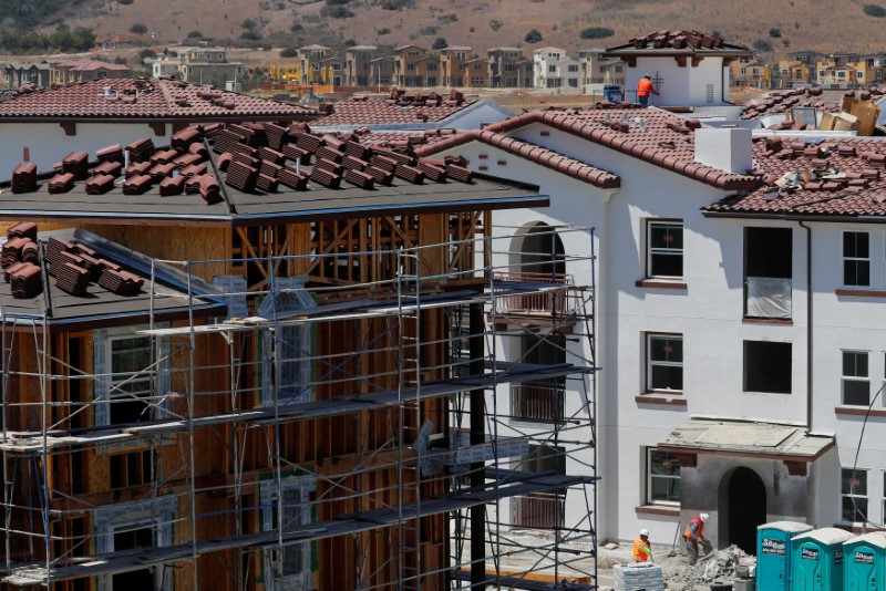 © Reuters. FILE PHOTO: Development and construction continues on a large scale housing project of over 600 homes in Oceanside, California