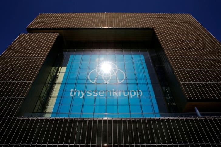© Reuters. FILE PHOTO: The Thyssenkrupp logo at the German conglomerate's Essen headquarters