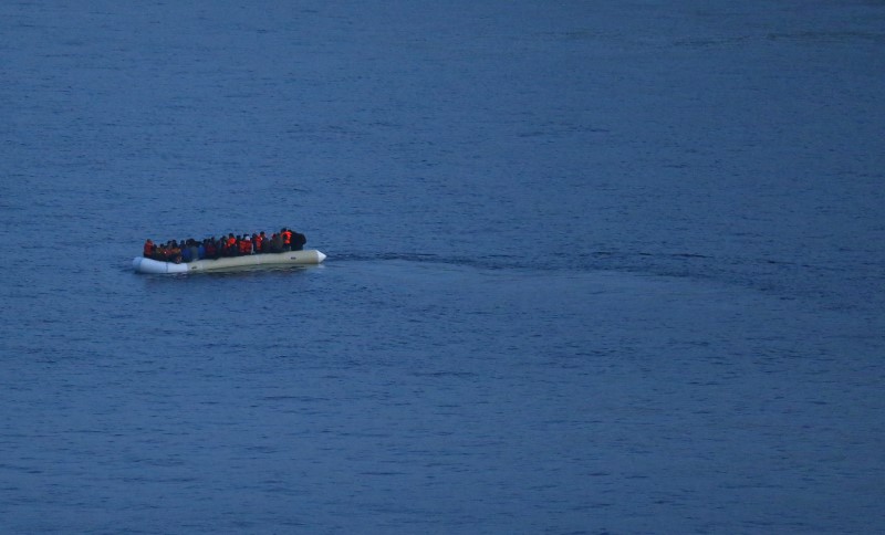 © Reuters. Imigrantes são vistos a bordo de bote na costa da Turquia