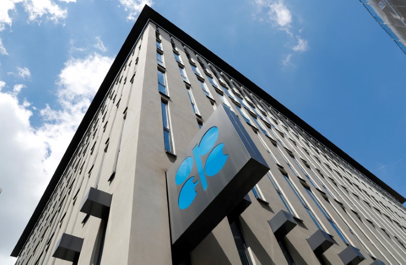 © Reuters. FILE PHOTO: OPEC logo is seen at OPEC's headquarters in Vienna