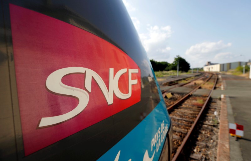 © Reuters. LA SNCF PRÉVOIT UN TRAFIC NORMAL JEUDI MALGRÉ UNE GRÈVE