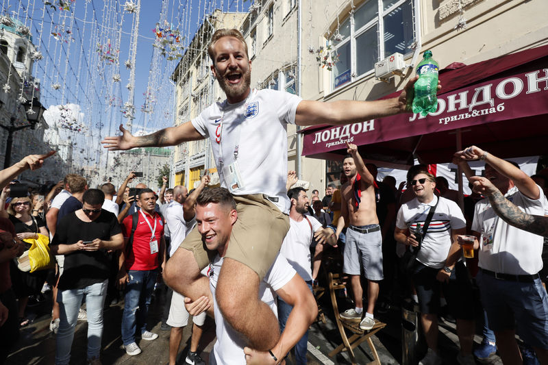 © Reuters. Болельщики футбольной сборной Англии в центре Москвы
