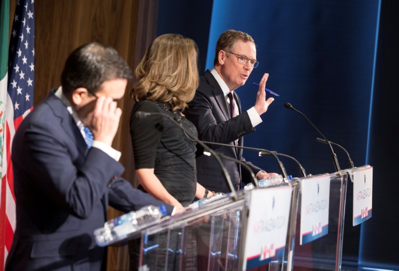 © Reuters. FILE PHOTO: Lighthizer, United States Trade Representative speaks to the press as Freeland, Canada's Minister of Foreign Affairs, and Guajardo, Mexico's Secretary of Economy, look on in Montreal