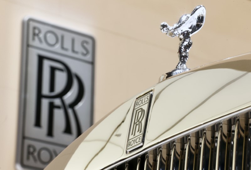 © Reuters. Logo e ornamento da Rolls-Royce no Salão Internacional do Automóvel em Genebra, Suíça