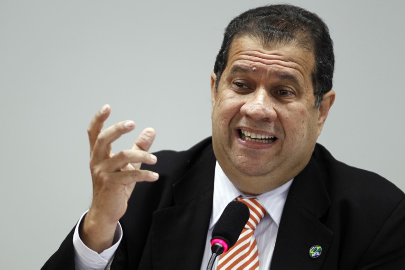 © Reuters. Carlos Lupi fala em comissão da Câmara dos Deputados em 2011