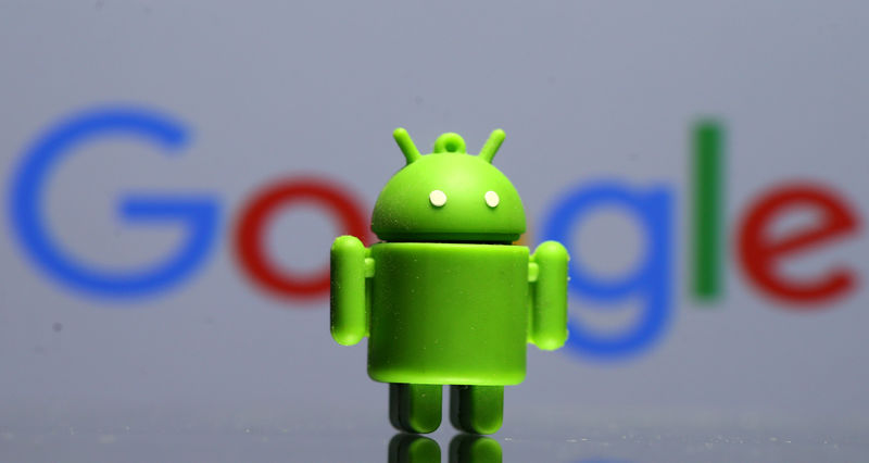 © Reuters. FILE PHOTO - A 3D printed Android mascot Bugdroid is seen in front of a Google logo in this illustration