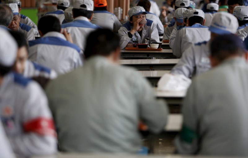 © Reuters. FILE PHOTO: Employees of Daikin Industries Ltd take their lunch break at the company's Kusatsu factory in Shiga
