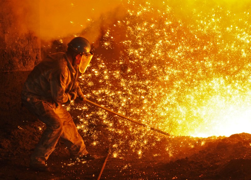 © Reuters. An employee works next to molten iron at a steel mill of Dongbei Special Steel in Dalian