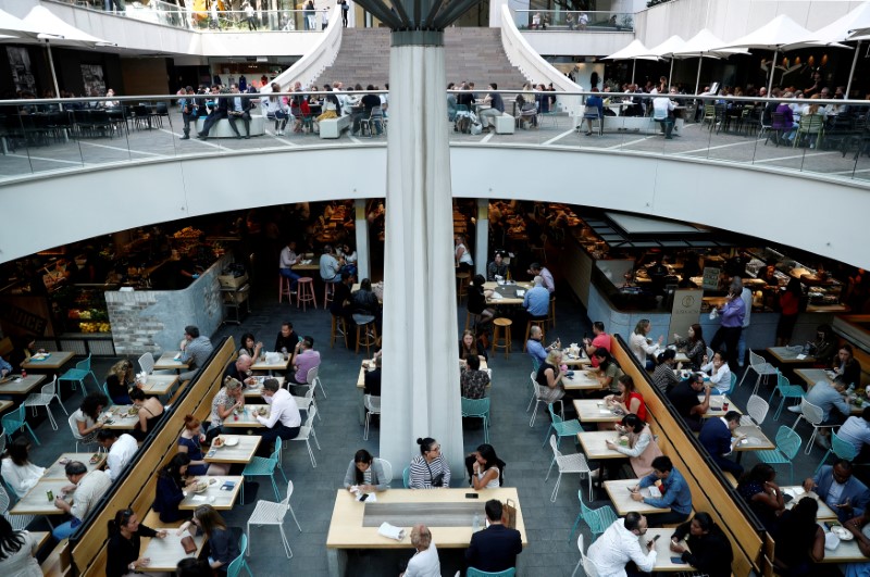 © Reuters. FILE PHOTO: Office workers take their lunch at a food court in Sydney