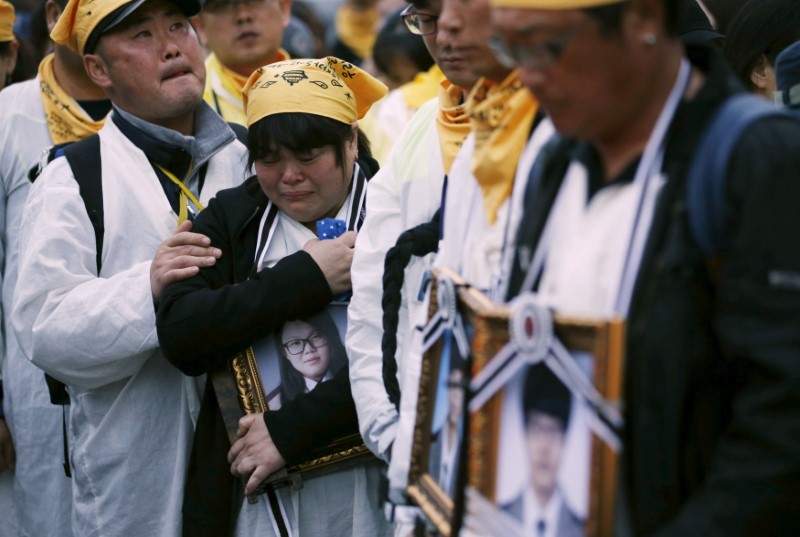© Reuters. محكمة كورية جنوبية تقضي بتعويض أسر ضحايا عبارة غرقت عام 2014