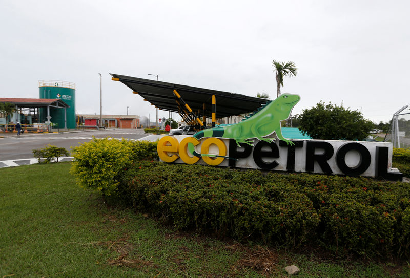 © Reuters. The entrance of Ecopetrol's Castilla oil rig platform is seen in Castilla La Nueva