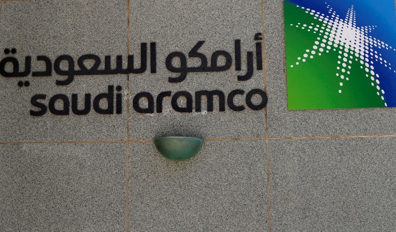 © Reuters. FILE PHOTO: The logo of Saudi Aramco is seen at Aramco headquarters in Dhahran
