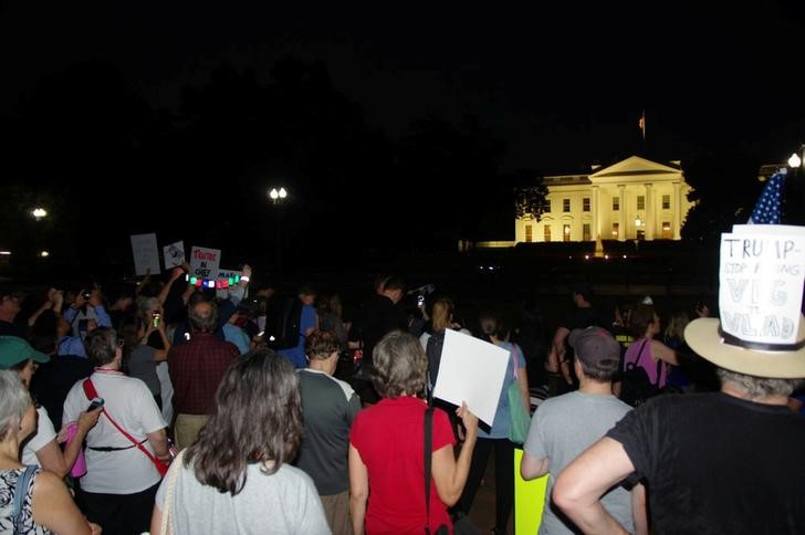 © Reuters. Protestors rally outside the White House in Washington