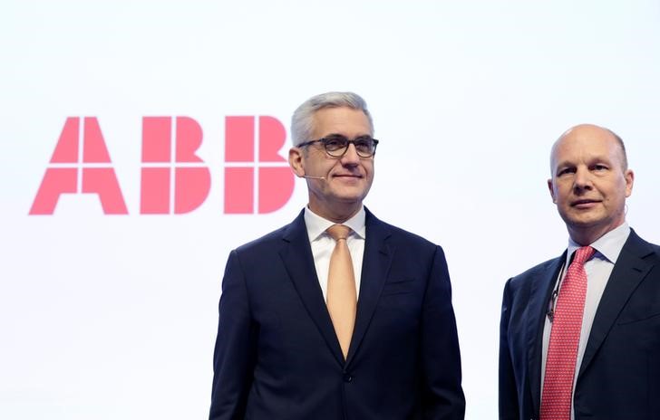 © Reuters. CEO Spiesshofer and CFO Ihamuotila of Swiss power technology and automation group ABB address a news conference to present full year results in Zurich