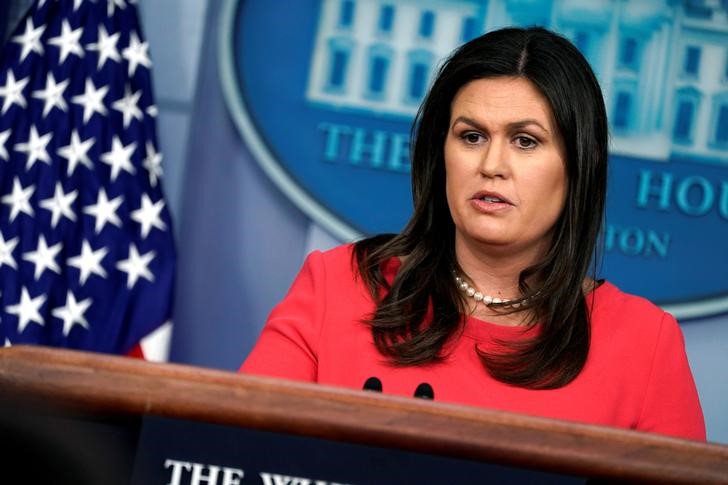 © Reuters. White House Press Secretary Sarah Sanders speaks during a press briefing at the White House in Washington