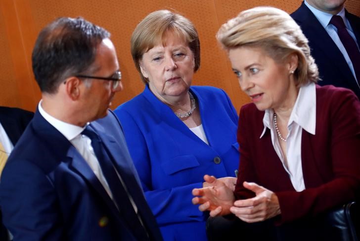 © Reuters. German Foreign Minister Heiko Maas, Chancellor Angela Merkel and Defence Minister Ursula von der Leyen attend the weekly cabinet in Berlin
