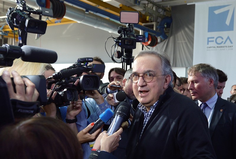 © Reuters. FILE PHOTO: Fiat Chrysler Automobiles CEO Sergio Marchionne leaves at the end of news conference in Balocco