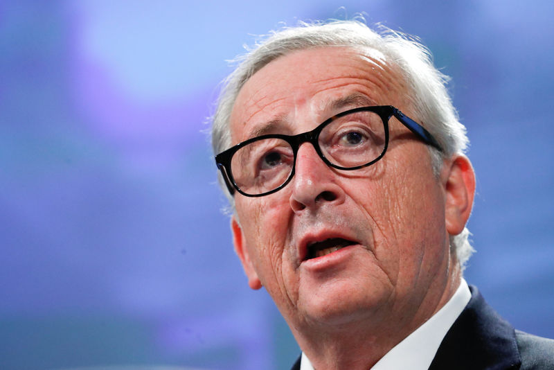 © Reuters. FILE PHOTO - European Commission President Jean-Claude Juncker speaks during a joint news conference with European Investment Bank President Werner Hoyer at the EC headquarters in Brussels