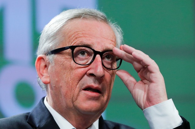 © Reuters. FILE PHOTO: European Commission President Jean-Claude Juncker gestures during a joint news conference with European Investment Bank President Werner Hoyer at the EC headquarters in Brussels