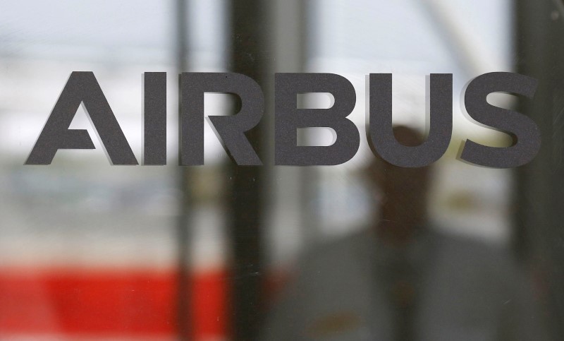 © Reuters. FILE PHOTO: A logo of Airbus is pictured at the entrance of the company's delivery center in Colomiers near Toulouse