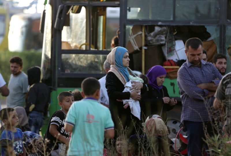 © Reuters. Gente evacuada de los pueblos de Al-Foua y Kefraya