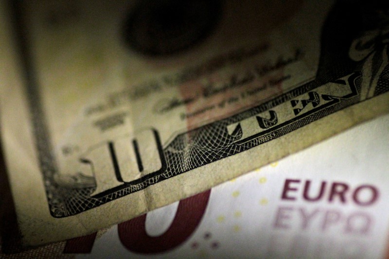© Reuters. Una banconota da 10 dollari e una da 10 euro