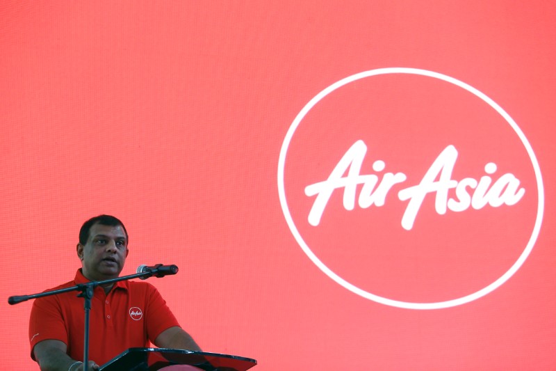 © Reuters. FILE PHOTO - AirAsia Group CEO Fernandes speaks during a news conference at AirAsia headquarters in Sepang