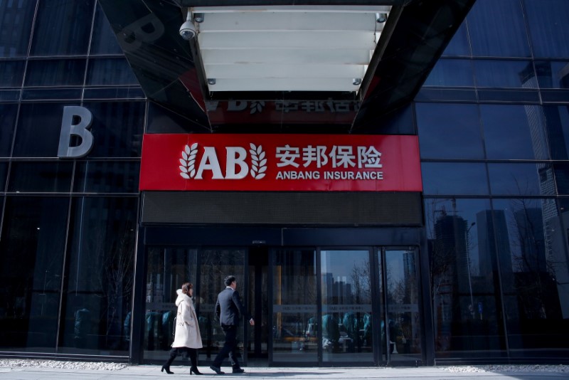 © Reuters. FILE PHOTO: People enter the office of Anbang Insurance Group in Beijing