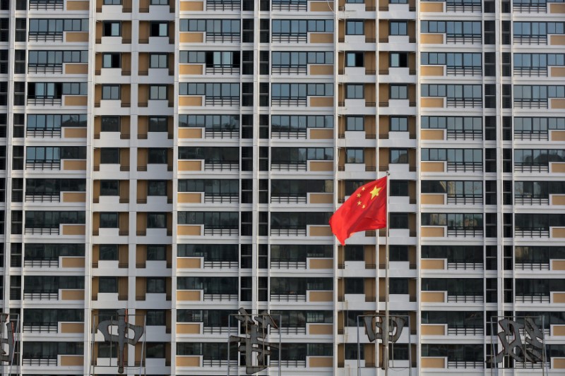 © Reuters. Bandeira chinesa é vista em frente a prédio em Huaian, na China