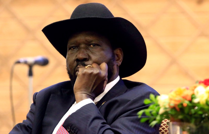 © Reuters. FILE PHOTO: South Sudan President Salva Kiir attends the signing of a peace agreement with the South Sudan rebels aimed to end a war in which tens of thousands of people have been killed, in Khartoum