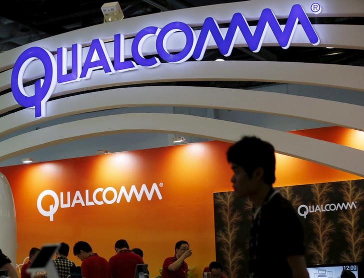 © Reuters. FILE PHOTO: Qualcomm's logo is seen at its booth at the Global Mobile Internet Conference (GMIC) 2015 in Beijing
