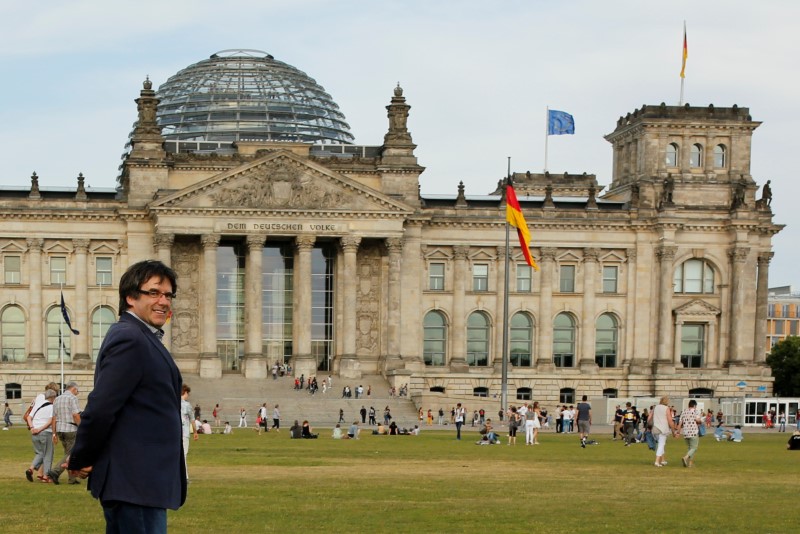 © Reuters. FILE PHOTO: Former Catalan President Carles Puigdemont walks in front of the Bundestag in Berlin