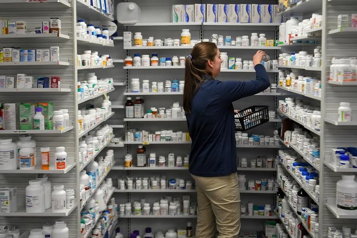 © Reuters. A technician stocks the shelves of the pharmacy at White House Clinic in Berea