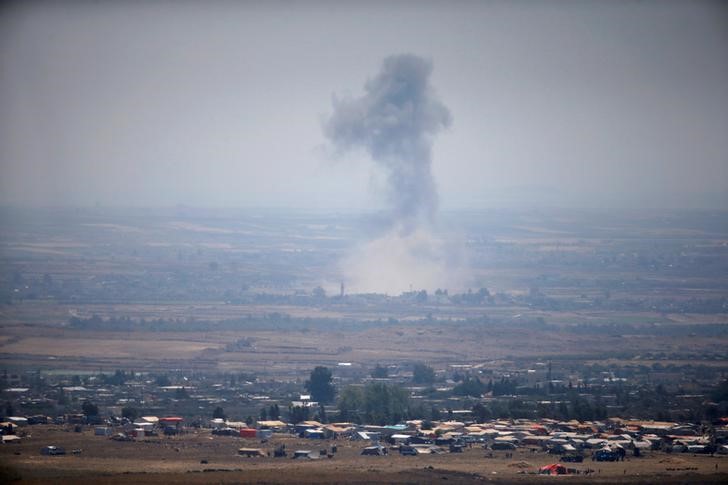 © Reuters. Fumaça após explosão na Síria vista das Colinas de Golã perto da fronteira com Israel