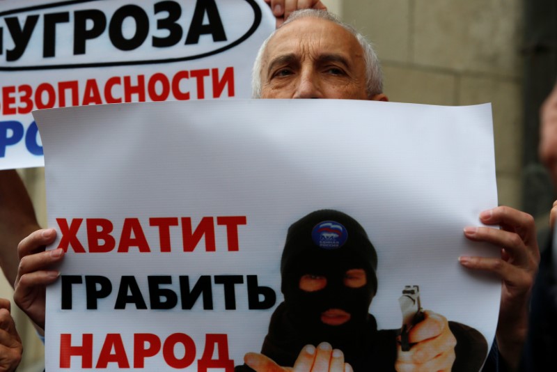 © Reuters. A man attends a protest against the government's plan to raise the pension age in Moscow